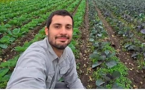 El Ing. Agr. Nicolás Scandolo en un lote de hortalizas de hoja